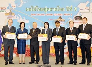 Jointly presiding over the press conference were Porntiwa Nakasai (5th from left), Commerce Minister; Anchalee Promnart (3rd from left), Director of the Department of Export Promotion, Sunthorn Arunanondchai (4th from left), President of Tesco Lotus, Pichai Chunganuwad (7th from left), THAI Managing Director for Cargo and Mail Commercial, and H.E. Asif Ahmad (6th from left), Ambassador of the United Kingdom to the Kingdom of Thailand.
